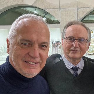 Il senatore Bergesio con Mauro Roggero nella sua gioielleria di Gallo Grinzane