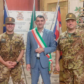 Il comandante cedente Silvestro Cittadino a sinistra, a destra il neocomandante del 32 Reggimento Salvatore Toscano, col sindaco Dario Tallone