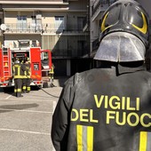 Envie: in fiamme la cucina di un'abitazione, necessario l'intervento dei vigili del fuoco