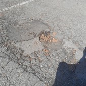 Il degrado di piazza Martiri della Libertà: buche, segnaletica invisibile e uno Sferisterio che fa discutere