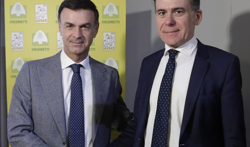 A siglare l'intesa il presidente nazionale di Coldiretti Ettore Prandini, a sinistra, e il sindaco di Pisa e delegato nazionale Anci per l’agricoltura Michele Conti (foto Coldiretti)