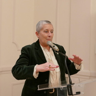 Piazza Europa, cedri vittoriosi: la sindaca apre al restyling… senza abbatterli