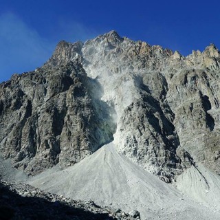 Il canalone e il cono detritico visti dal sentiero per il colle di Viso e il rifugio Quintino Sella: è visibile la polvere in sospensione dovuta ai continui distacchi di pietre ancora in corso (foto Arpa Piemonte) Il canalone e il cono detritico visti dal sentiero per il colle di Viso e il rifugio Quintino Sella: è visibile la polvere in sospensione dovuta ai continui distacchi di pietre ancora in corso (foto Arpa Piemonte)
