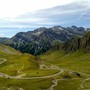 Una veduta panoramica della strada del Colle dell'Agnello (foto Provincia di Cuneo) Una veduta panoramica della strada del Colle dell'Agnello (foto Provincia di Cuneo)