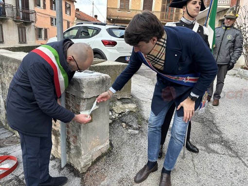 Il sindaco Luca Robaldo e il consigliere provinciale Pietro Danna scoprono la targhetta in ricordo di Carlo Cappelletti Il sindaco Luca Robaldo e il consigliere provinciale Pietro Danna scoprono la targhetta in ricordo di Carlo Cappelletti