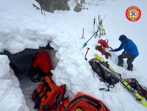 I soccorsi hanno impegnato il servizio di emergenza di Azienda Zero, il Soccorso Alpino e Speleologico Piemontese e i Vigili del Fuoco con una squadra Saf partita da Cuneo e l'elicottero Drago partito da Torino