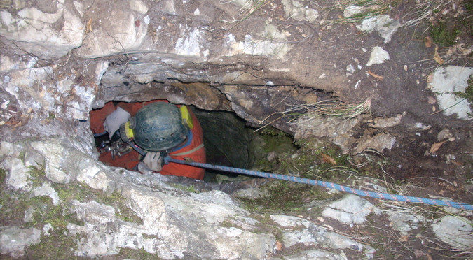 L'ingresso della grotta in un'immagine del portale Catasto Grotte Piemonte (https://catastogrotte-piemonte.net/)