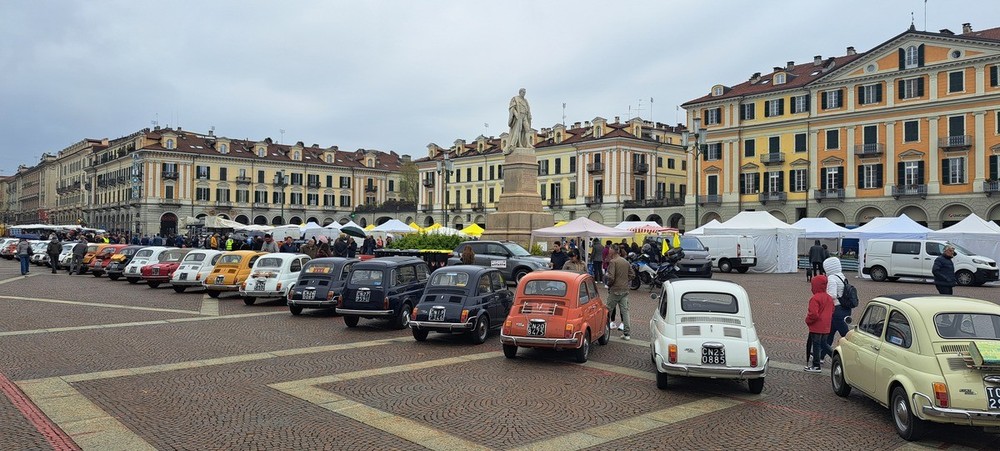 Le Fiat 500 d'epoca esposte in piazza Galimberti in una delle scorse edizioni Le Fiat 500 d'epoca esposte in piazza Galimberti in una delle scorse edizioni