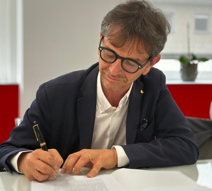 Il presidente Di Caro firma i documenti necessari al subentro Il presidente Di Caro firma i documenti necessari al subentro