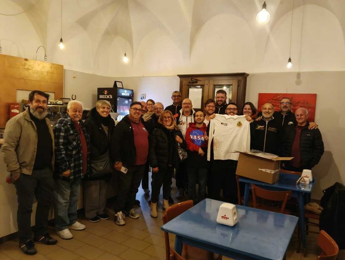 Carmagnola, il Motoclub CCMotorday dona 15 divise ai ragazzi di Angeli di Ninfa Carmagnola, il Motoclub CCMotorday dona 15 divise ai ragazzi di Angeli di Ninfa