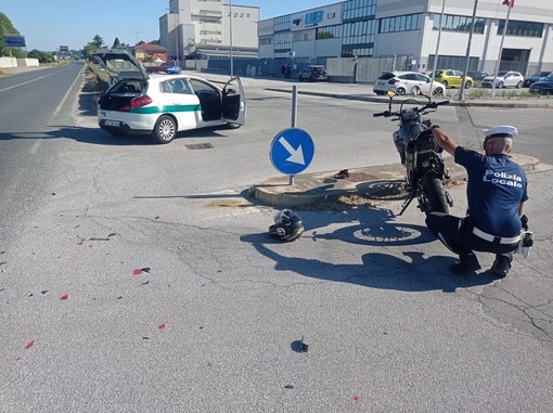 Scontro tra auto e moto in via Don Orione a Bra. Motociclista in ospedale