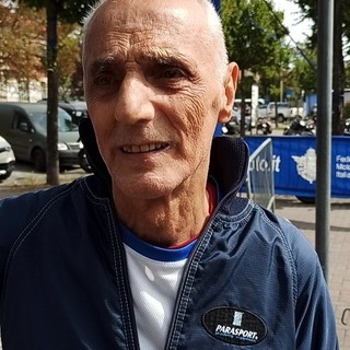 Bruno Scagliola ‘idolo’ dei fossanesi: il paracadutista di 82 anni osannato dopo l’atterraggio in piazza Diaz Bruno Scagliola ‘idolo’ dei fossanesi: il paracadutista di 82 anni osannato dopo l’atterraggio in piazza Diaz