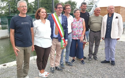 Il sindaco Claudio Ambrogio con tecnici e rappresentanti dell'amministrazione comunale durante la cerimonia dedicata al varo progetto Bealera Maestra, nell'agosto scorso