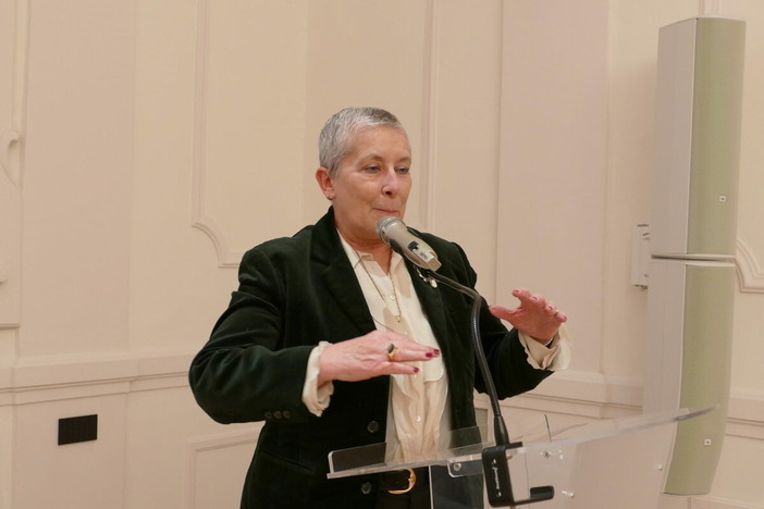 Piazza Europa, cedri vittoriosi: la sindaca apre al restyling… senza abbatterli Piazza Europa, cedri vittoriosi: la sindaca apre al restyling… senza abbatterli