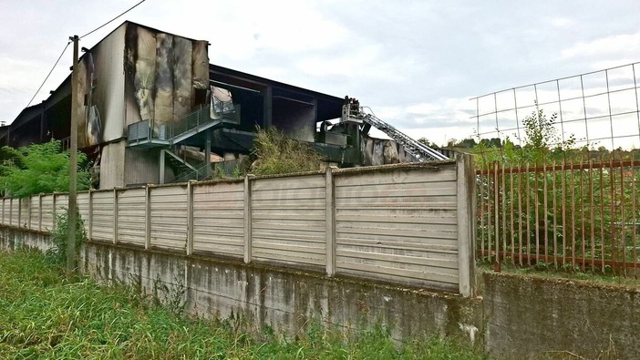 Lo stabile distrutto: in corso le verifiche dei Vigili del Fuoco Lo stabile distrutto: in corso le verifiche dei Vigili del Fuoco