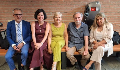 Carla Bonino e Giuseppe Steffanino, ex sindaca e vice di Vezza d'Alba, coi difensori Silvia Calzolaro, Marta Giovannini e Marco Calosso Carla Bonino e Giuseppe Steffanino, ex sindaca e vice di Vezza d'Alba, coi difensori Silvia Calzolaro, Marta Giovannini e Marco Calosso