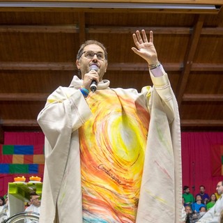 Don Carlo Occelli durante una predica Don Carlo Occelli durante una predica