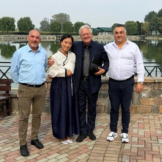 Caramagna Piemonte, i fratelli Riggio della Tenuta "Lago dei Salici" con gli sposi Marco Costa e Sang Eun Kim