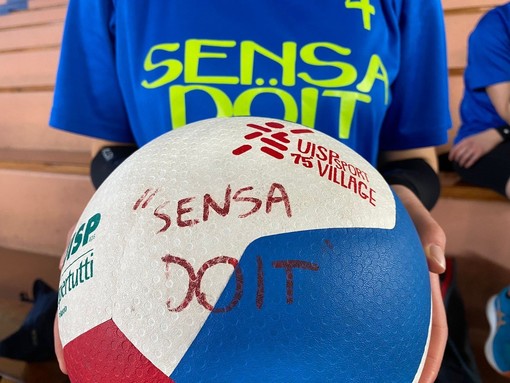 La squadra di pallavolo dei "Sensa Doit" in campo a Saint Vincent La squadra di pallavolo dei "Sensa Doit" in campo a Saint Vincent