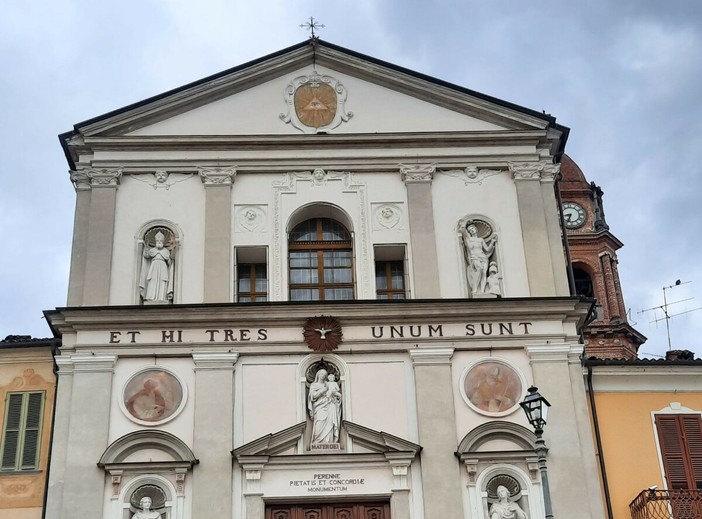 La facciata della chiesa dei Battuti Bianchi di Bra