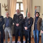 Da sinistra il vicecomandante della Polizia Locale Mussetto, il sindaco Fogliato, il colonnello Repetto, il comandante Detoma, la segretaria generale Basso, l'assessora Amato
