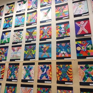 L'atrio della scuola di Villanova Mondovì si colora con un mosaico gigante creato dai bambini