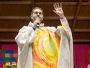 Don Carlo Occelli durante una predica