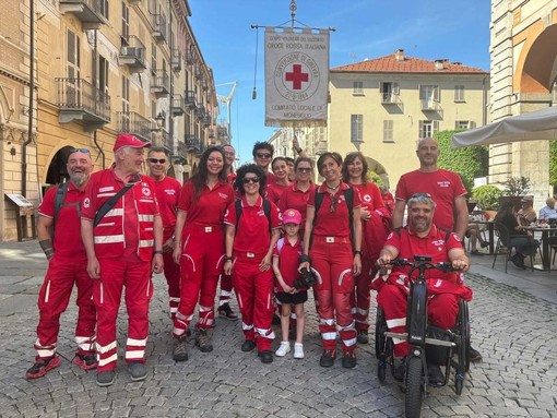 Un gruppo di volontari della Cri di Monesiglio, nel maggio scorso a Cuneo (Fb)