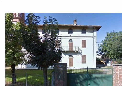 Qui sopra, la Casa di Strada Oropa, in basso, la nuova Casa di Accoglienza "Sacra Famiglia"