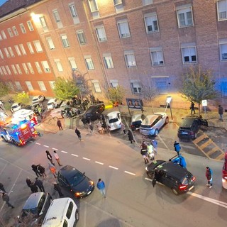 Nove i veicoli coinvolti nella carambola. Nella parte alta della foto, col portellone aperto, il suv Bmw sul quale viaggiava la coppia di turisti giunti ad Alba dal Trentino