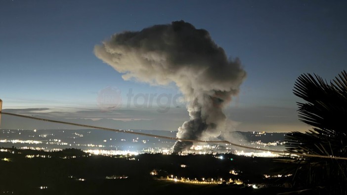 L'alta colonna di fumo alzatasi dall'edificio in zona Parco Tanaro (foto Michael Bianco) L'alta colonna di fumo alzatasi dall'edificio in zona Parco Tanaro (foto Michael Bianco)