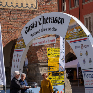 Torna “Gusta Cherasco”: la piazza del vino e del cibo Torna “Gusta Cherasco”: la piazza del vino e del cibo