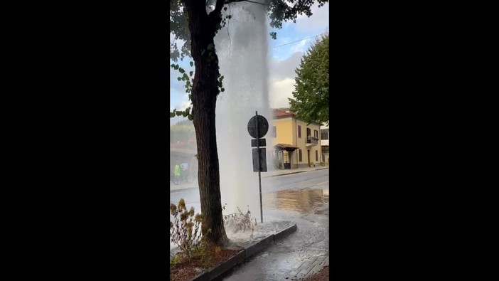 Garessio: salta tubazione, fiume d’acqua in corso Statuto [VIDEO]