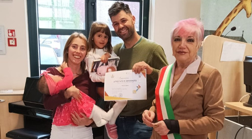 Trinità celebra la "Giornata della Gentilezza": pergamena e chiave della città ai diciassette nati nel 2025 [FOTO]