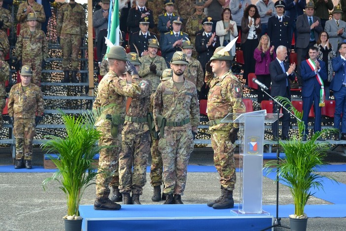 Il saluto tra il Comandante Cittadino e il subentrante Toscano Il saluto tra il Comandante Cittadino e il subentrante Toscano
