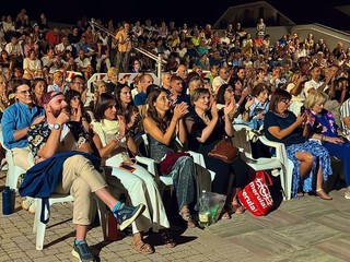 Alcuni scatti dalla partecipata serata (Agenzia Acca di Andrea Caponnetto; fotografo Patryk Wywrocki, Instagram @fresheyeview) Alcuni scatti dalla partecipata serata (Agenzia Acca di Andrea Caponnetto; fotografo Patryk Wywrocki, Instagram @fresheyeview)