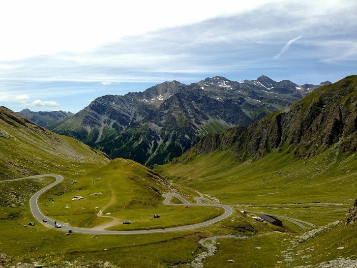Una veduta panoramica della strada del Colle dell'Agnello (foto Provincia di Cuneo)