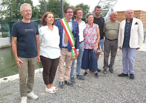 Il sindaco Claudio Ambrogio con tecnici e rappresentanti dell'amministrazione comunale durante la cerimonia dedicata al varo progetto Bealera Maestra, nell'agosto scorso Il sindaco Claudio Ambrogio con tecnici e rappresentanti dell'amministrazione comunale durante la cerimonia dedicata al varo progetto Bealera Maestra, nell'agosto scorso