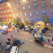 Nove i veicoli coinvolti nella carambola. Nella parte alta della foto, col portellone aperto, il suv Bmw sul quale viaggiava la coppia di turisti giunti ad Alba dal Trentino