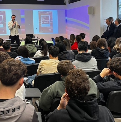 "Vite di Langa e Roero”: il libro di Petrini e Tibaldi arriva nelle scuole di Bra "Vite di Langa e Roero”: il libro di Petrini e Tibaldi arriva nelle scuole di Bra