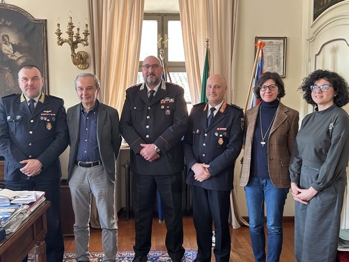 Da sinistra il vicecomandante della Polizia Locale Mussetto, il sindaco Fogliato, il colonnello Repetto, il comandante Detoma, la segretaria generale Basso, l'assessora Amato