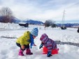 I bambini giocano nella neve