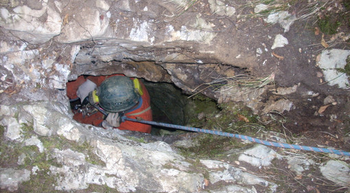L'ingresso della grotta in un'immagine del portale Catasto Grotte Piemonte (https://catastogrotte-piemonte.net/) L'ingresso della grotta in un'immagine del portale Catasto Grotte Piemonte (https://catastogrotte-piemonte.net/)