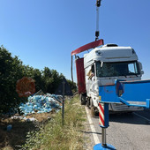 L'autoarticolato riportato sulla carreggiata L'autoarticolato riportato sulla carreggiata