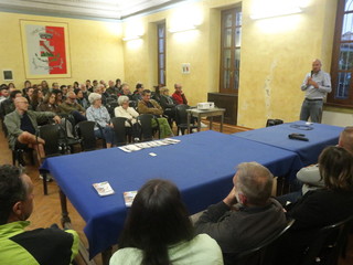 Nelle foto alcuni momenti della serata tenuta nel salone della biblioteca civica Nelle foto alcuni momenti della serata tenuta nel salone della biblioteca civica