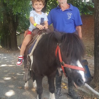 In foto Giorgio Revelli e un piccolo a cavallo