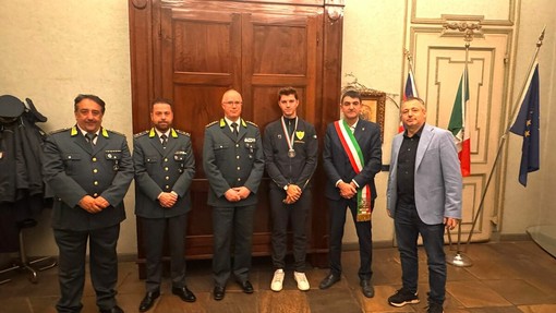 Il campione di tiro con l'arco Michea Godano accolto in Comune