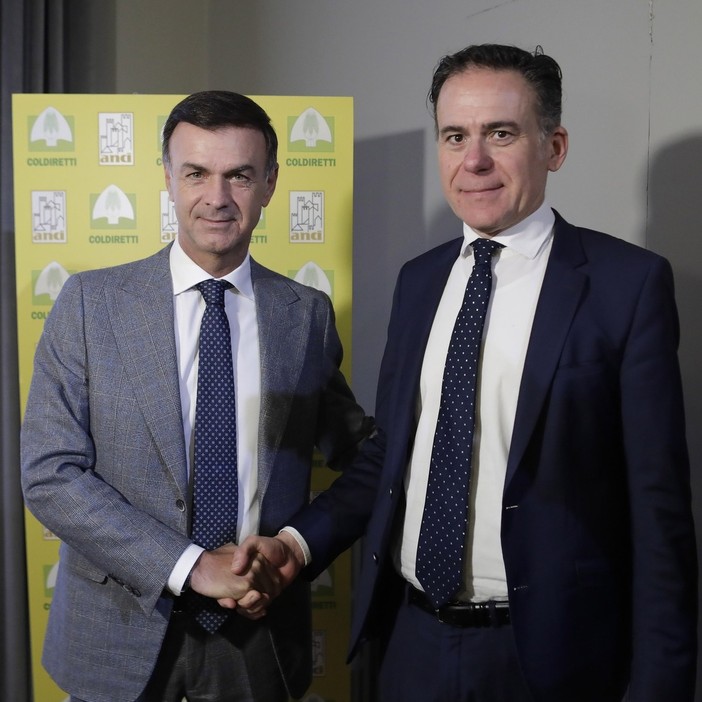 A siglare l'intesa il presidente nazionale di Coldiretti Ettore Prandini, a sinistra, e il sindaco di Pisa e delegato nazionale Anci per l’agricoltura Michele Conti (foto Coldiretti) A siglare l'intesa il presidente nazionale di Coldiretti Ettore Prandini, a sinistra, e il sindaco di Pisa e delegato nazionale Anci per l’agricoltura Michele Conti (foto Coldiretti)