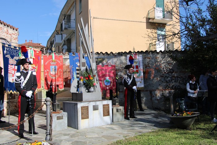 Ampia partecipazione alla commemorazione per l'eccidio delle Fosse Ardeatine a Mondovì [FOTO]