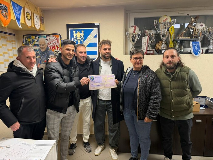 Calcio e solidarietà: l'Asd Salice di Fossano dona 550 euro all'Ail di Cuneo Calcio e solidarietà: l'Asd Salice di Fossano dona 550 euro all'Ail di Cuneo